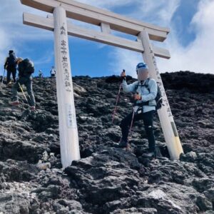 霧の中の邂逅──富士宮口から、山伏と出会う旅　【日本百名山 No.７２】富士山に登頂しました！（ＴＥＡＭ百名山）　